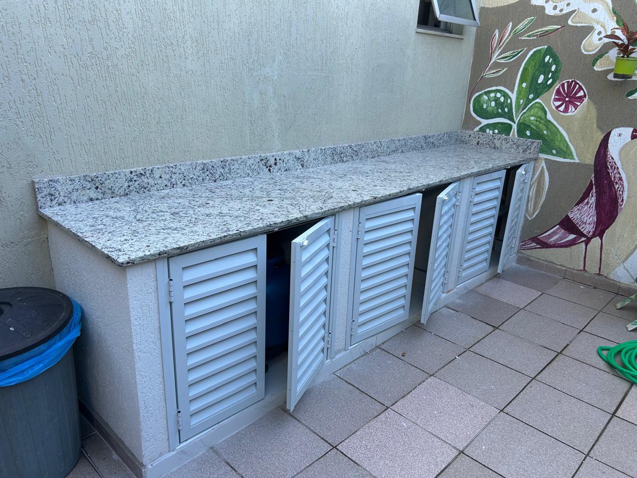 Abrigo de gás com portas venezianas em alumínio branco