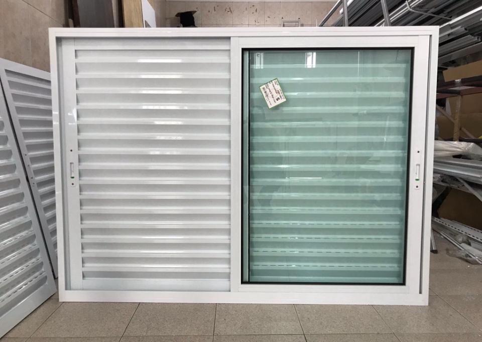 Janela veneziana de quarto em alumínio branco com vidro