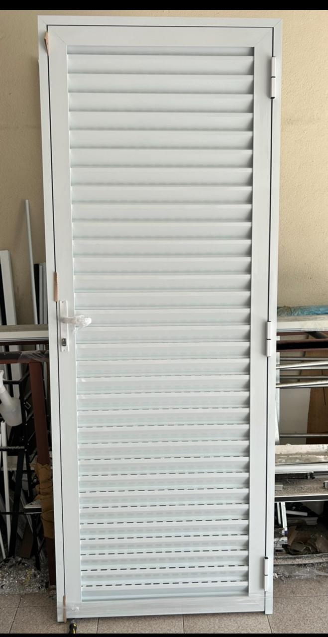 Porta veneziana em alumínio branco fabricada sob medida
