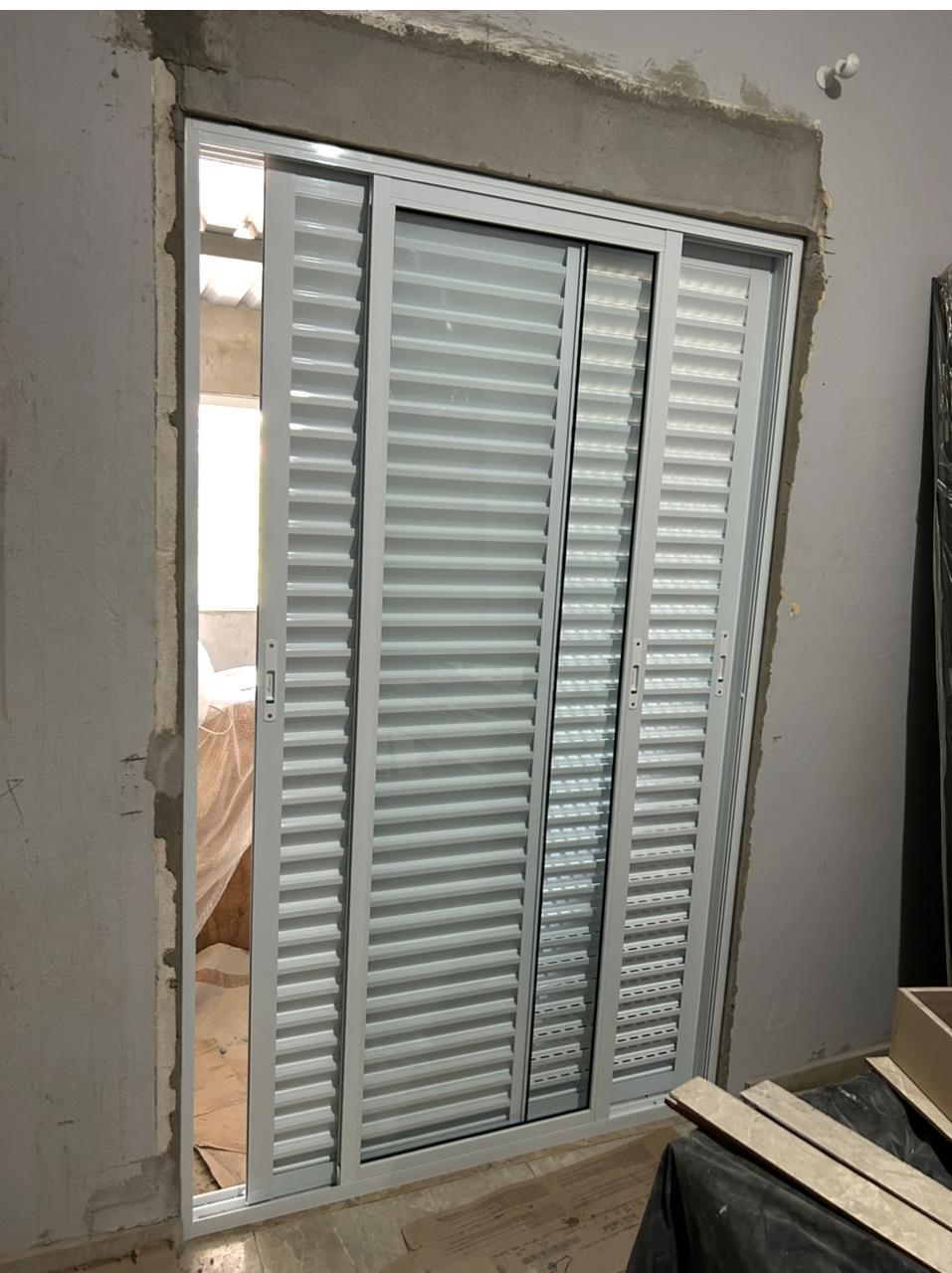 Porta veneziana em alumínio instalada em ambiente interno